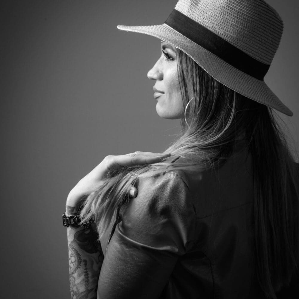 DJ Chris Logan est une excellente femme DJ de Neuchatel, très au fait des tendances musicales actuelles et anciennes. Bookez-la sur tondj.ch pour votre mariage, souper de boite ou club