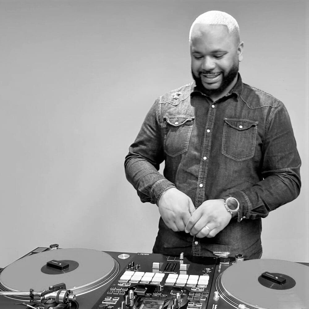 Mouss MC aux platines